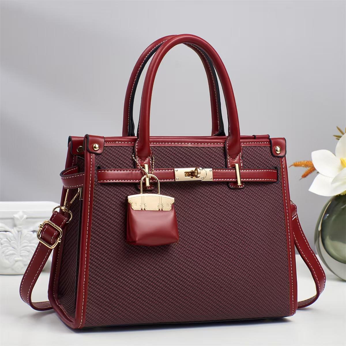 

Exquisite handbag solid color lychee pattern large capacity oblique span temperament bag texture versatile shoulder bag 29*13*23 красный