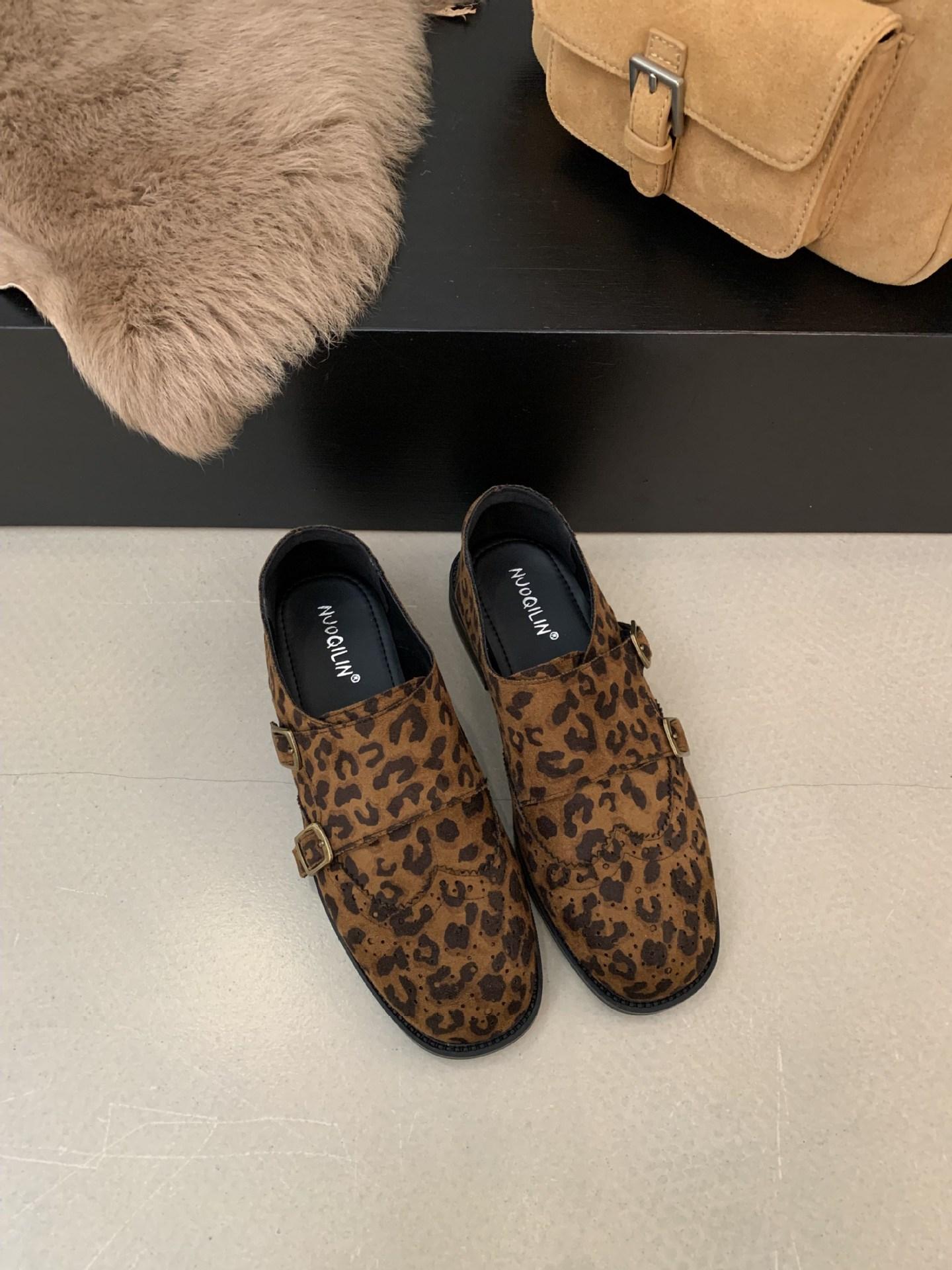 

Korean purchasing 2025 autumn new Block engraved low-heeled small leather shoes 39 цветной печати леопарда