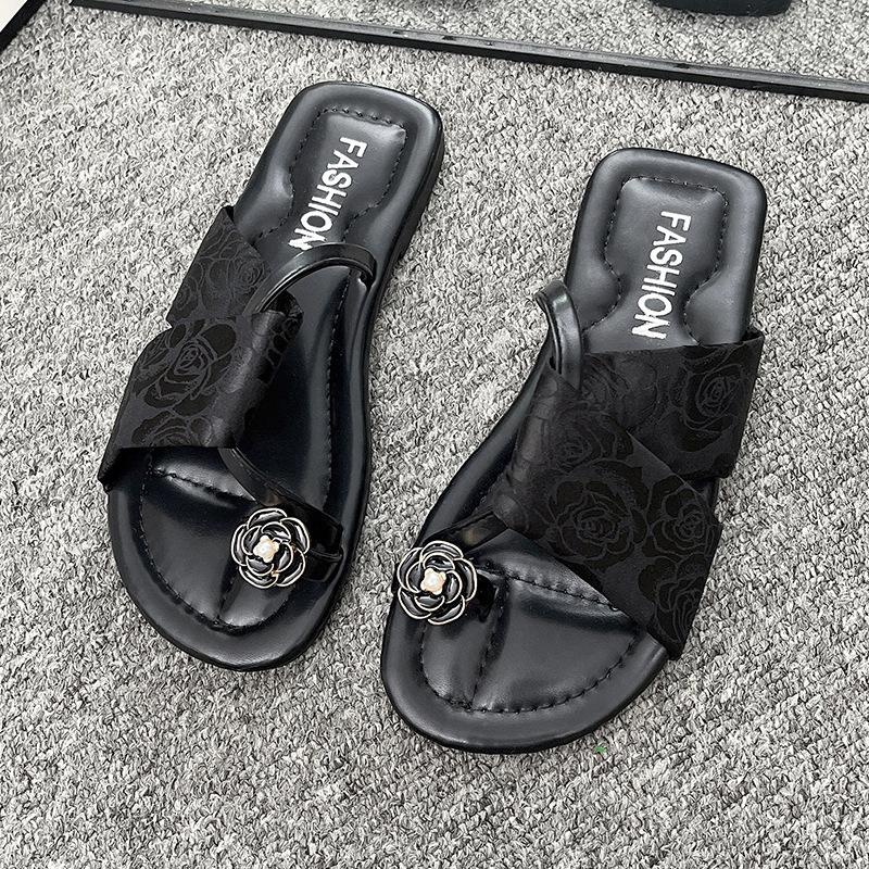 Nouvelles pantoufles cool de haute valeur de style chinois pour l'été pour femmes 2025 nouveau talon plat à semelle plate style étranger camélia une-mot traîne