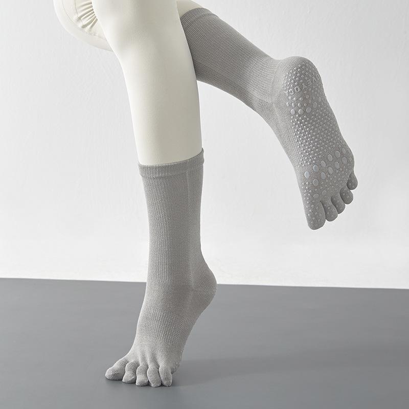

Women s Non-Slip Sweat-Absorbing Mid-Length Toe Yoga Socks, Bone Options, Ideal for Pilates, Autumn & Winter серый