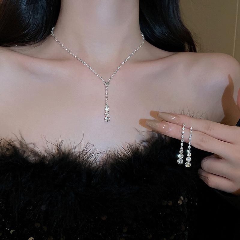 Elegante mit Diamanten besetzte Halskette & Schmuckset für Damen - High-End, vielseitig, super funkelnde Luxus-Schlüsselbein-Accessoires
