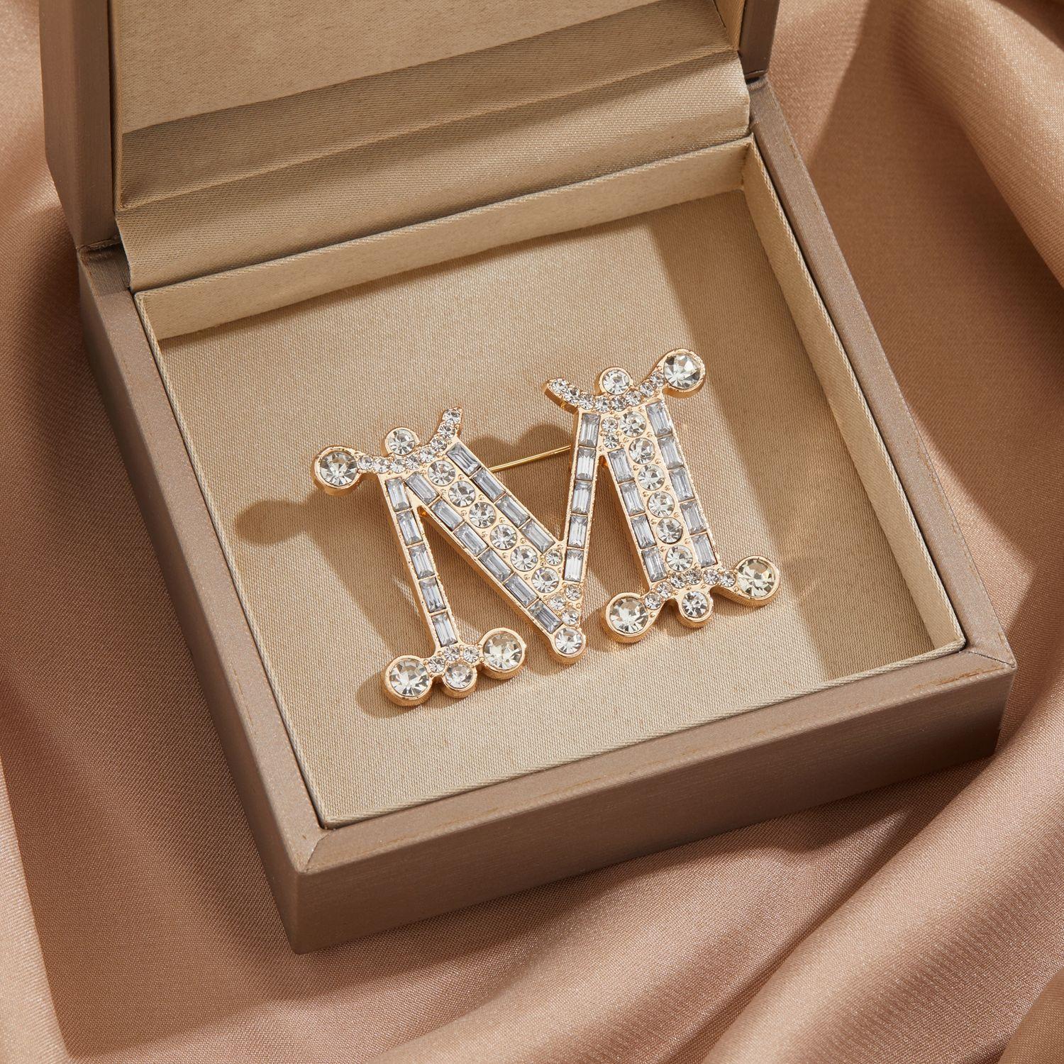 

M Letter Suit with Diamond Brooch Fashionable Women s Design Corsage High-end Versatile Clothing Accessories Brooches for Women золотой