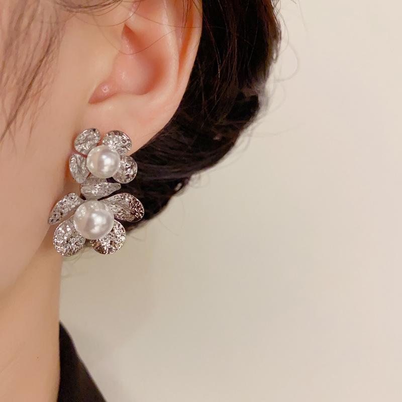 Boucles d'oreilles élégantes en forme de pétale de perle: Élégant, Polyvalent, Design Aiguille d'Argent Haut de Gamme pour Femmes