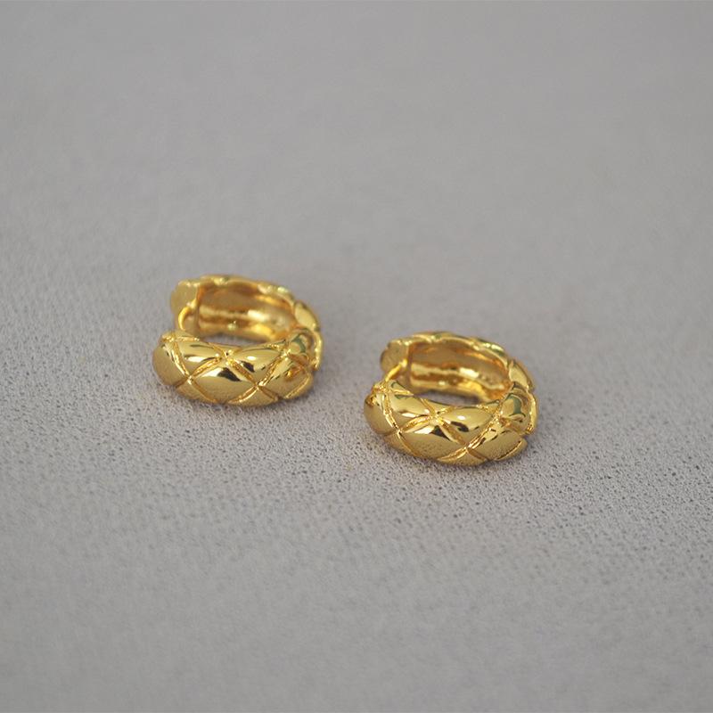 Smal Version av Mässing Guldpläterad Franskt Vadderat Mönster Kall Stil Enkel Modern Mode Temperament Örhänge Örhängen Örhängen Kvinnor