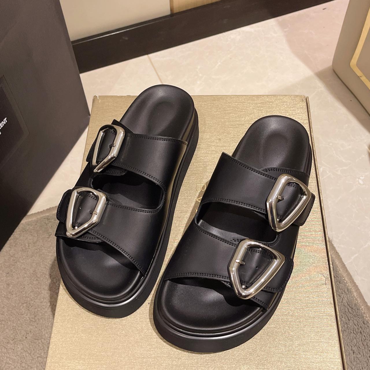 

Модные шлепанцы на толстой подошве с ремешком для женской летней обуви 2025 новинка, сказочный стиль, с пряжкой, с открытым носком, пляжные, прохладные шлепанцы 35 чёрный