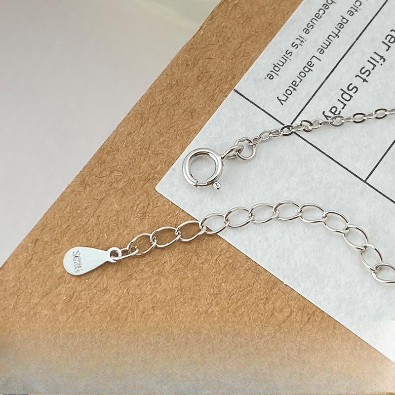 Colar Amor Calcedônia Branca Corrente Clavícula Coração Torcido Doce e Simples Presente Dia dos Namorados