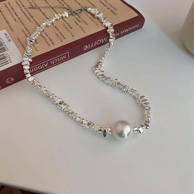 Butterfly Irregular Pearl Necklace Medieval Vintage Temperament Collarbone Chain Versatile High-end Jewelry