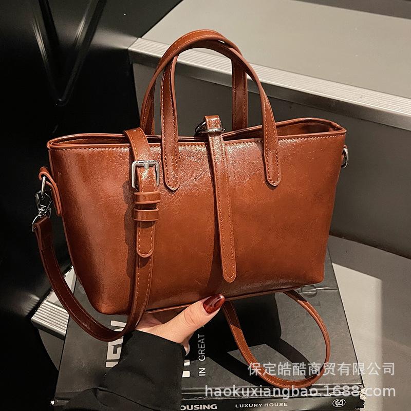 Premium texture simple and versatile shoulder handbag women's 2025 Korean version autumn new retro fashion bucket bag