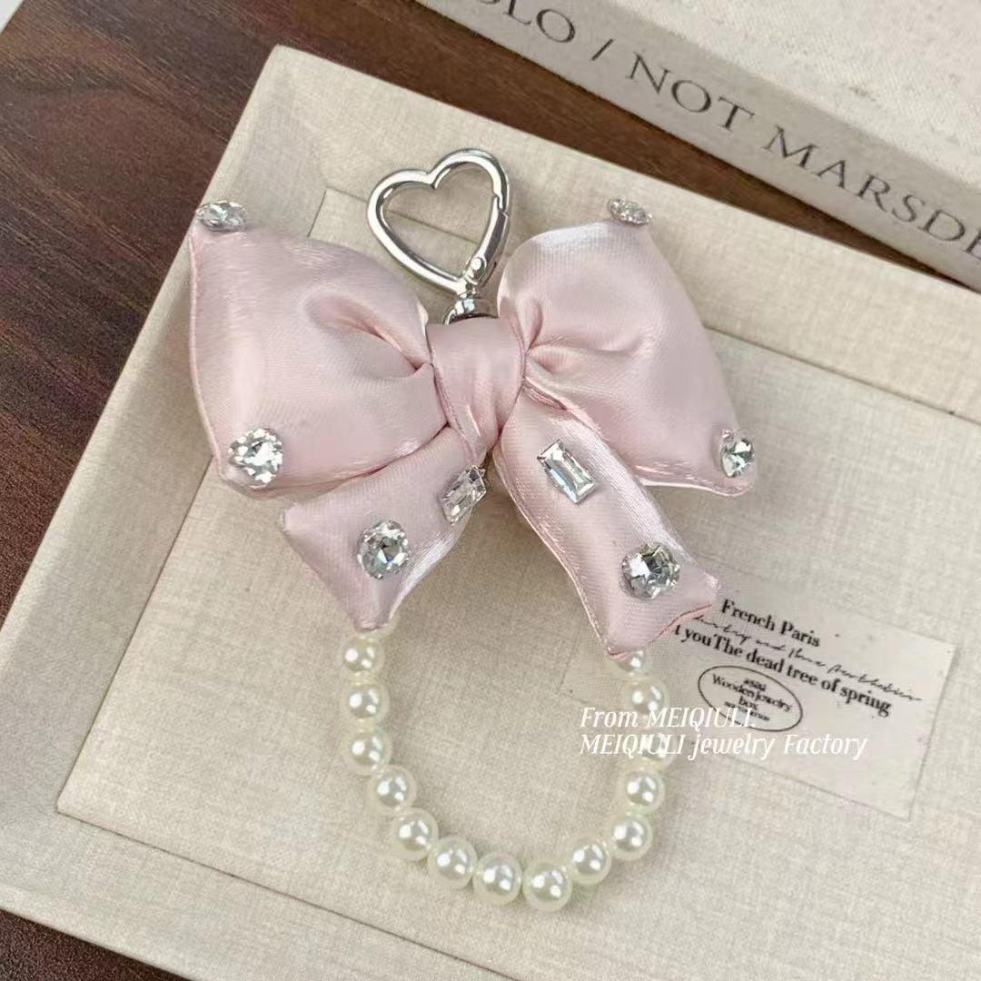 

Элегантный атласный брелок для телефона с жемчугом и бриллиантами