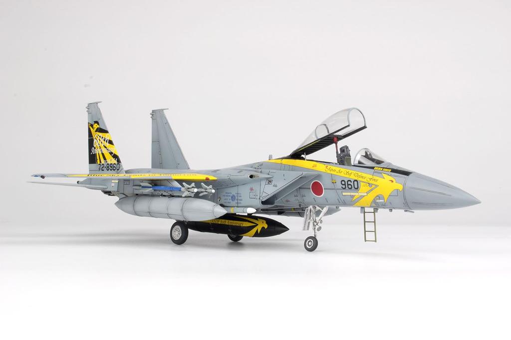 PLATZ Japan Air Force Eagle Komatsu Air Base Air Show 2014 306th Squadron Golden Eagles Special Paint Scheme Plastic Model Kit with Boarding Rudder