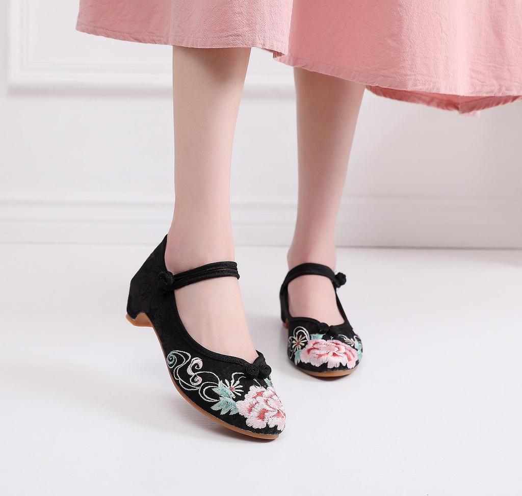 Beijing Embroidered Retro Mid-Heel Qipao Shoes: Ethnic Hanfu Dance Footwear with Pointed Toes
