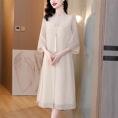 Elegantes Kleid im chinesischen Stil für Frauen. Verbessertes Cheongsam-Teekleid im Vintage- und Feenstil
