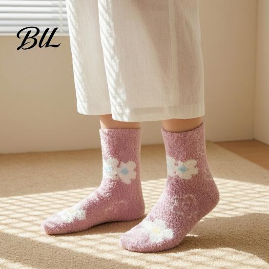 Loose Fit Lounge Socks Coral Fleece for Women, Soft Thermal Crew with Non-Binding Non Binding Comfort Top, Fuzzy Sleep Cute Prints Autumn Winter