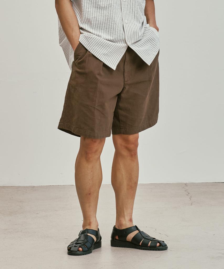 Yunibeosyeolobeolol Two Tuck Work Shorts Brown