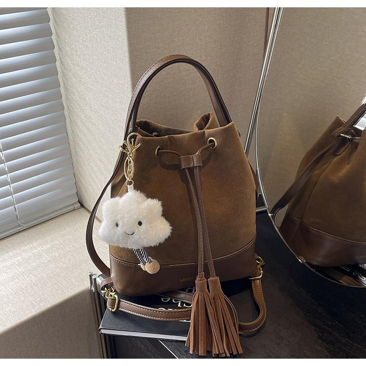 Новая женская сумка 2024 года популярная сумка-ведро осенне-зимняя ретро-нишевая сумка высококачественный рюкзак хаки 2759₽