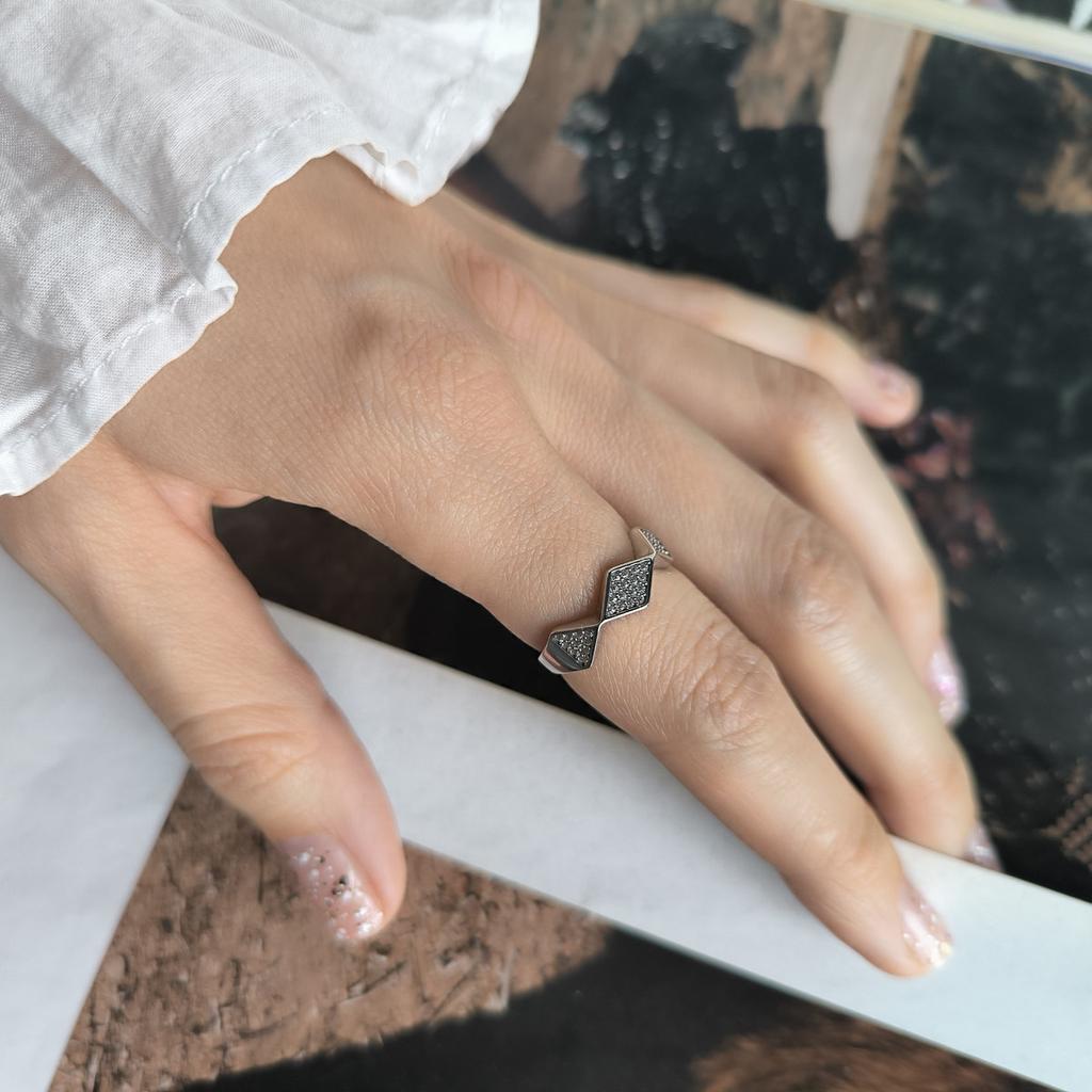 Серебряное кольцо с фианитами, вес изделия 1,91 гр (2209423)