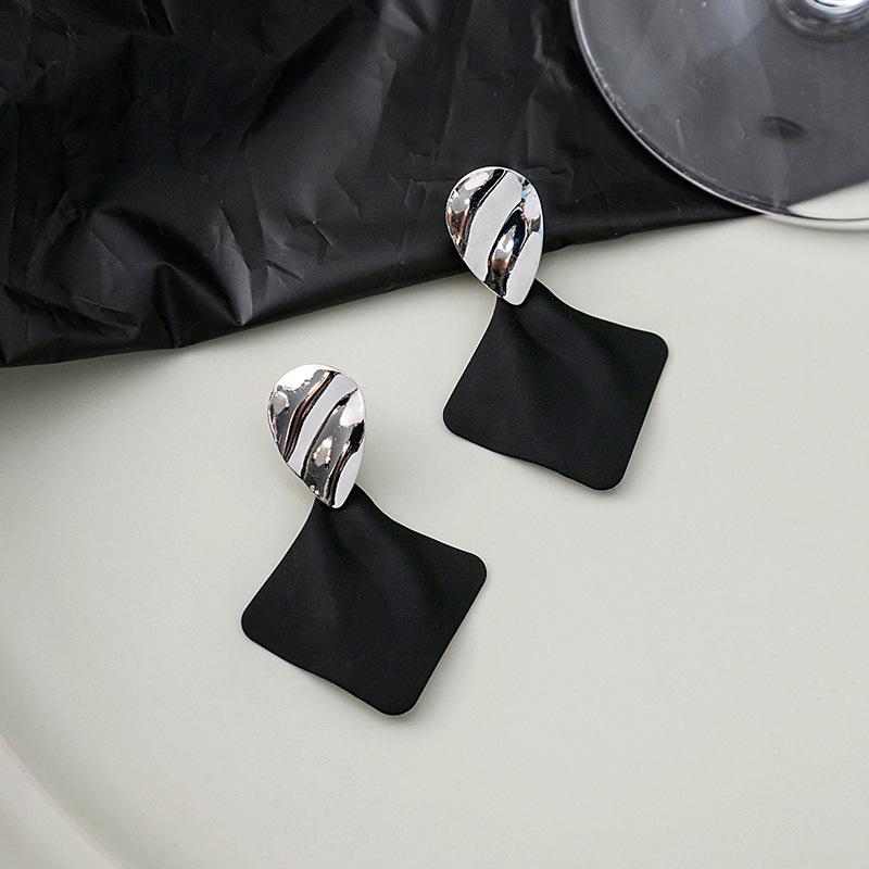 Retro Temperament Pleated Earrings, High-End Black Geometric Rhombus Earrings Irregular Personality Earrings Women