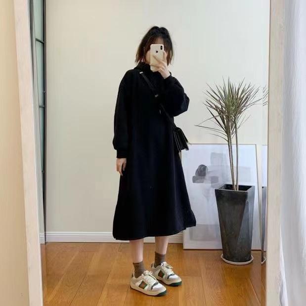 

Женское длинное платье-свитшот с капюшоном в корейском стиле — облегающее, свободного кроя, средней длины, выше колена, с бархатом, осень/зима. One Size чёрный