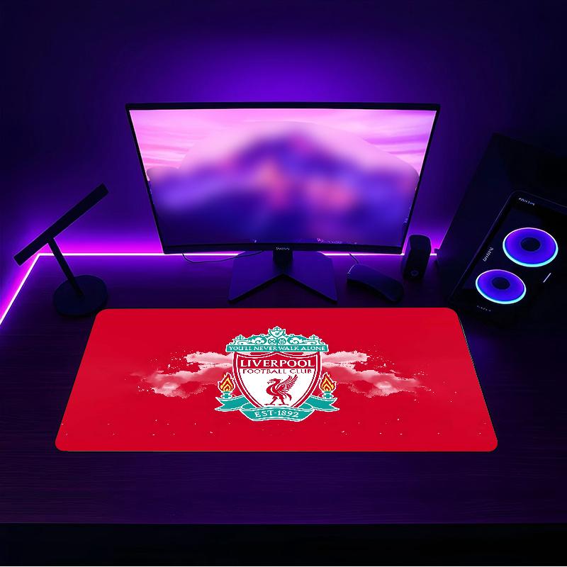 Liverpool (63) Podložka pod myš s protiskluzovou gumovou základnou vhodná pro domácí kanceláře a ideální dárek pro hráče