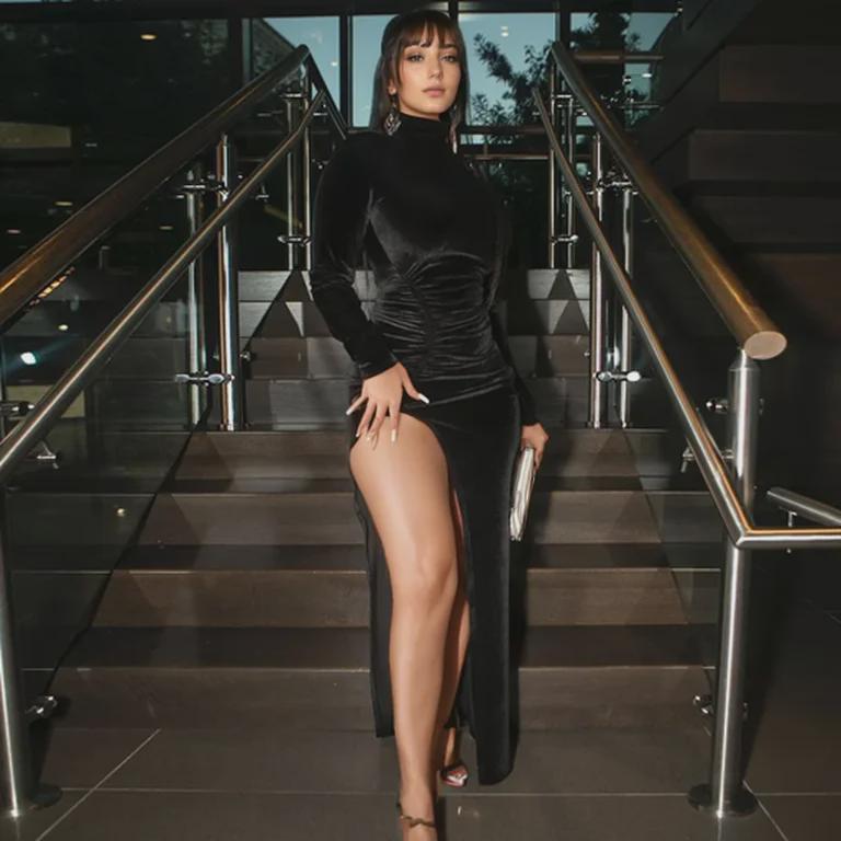 Elegancka sukienka z wysokim kołnierzem, długim rękawem, plisowana, z rozcięciem dla kobiet na jesień/zimę 2024 - Moda europejska i amerykańska