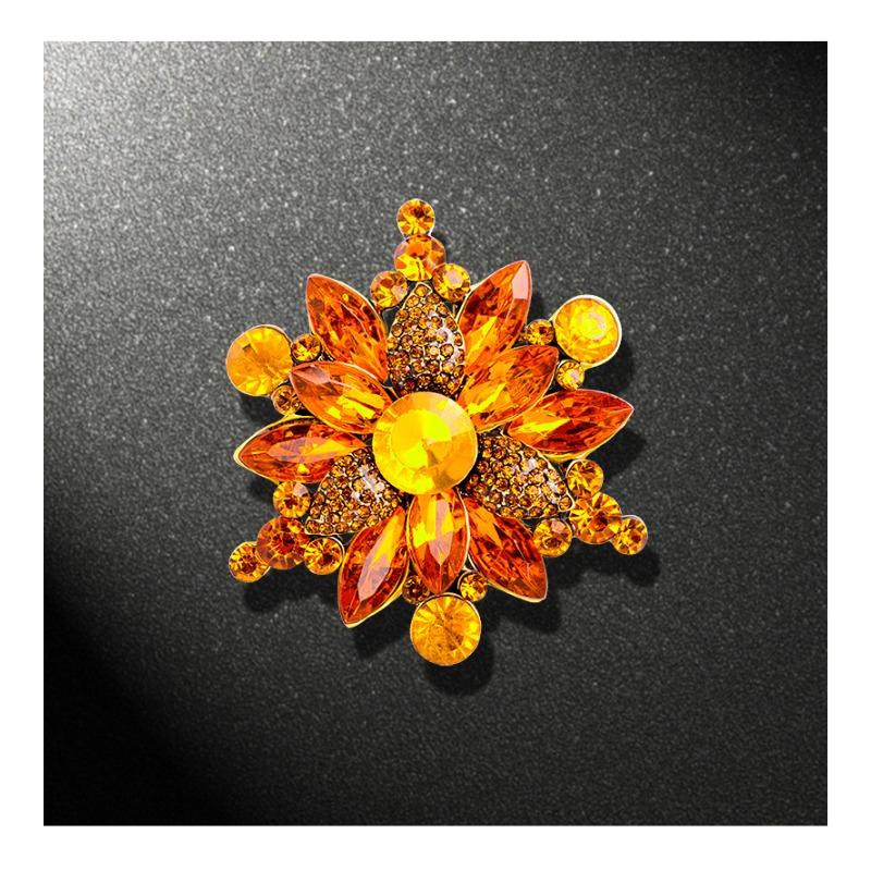 Crystal glass brooch, alloy rhinestone chest flower, clothing accessories, brooch, European and American fashion temperament