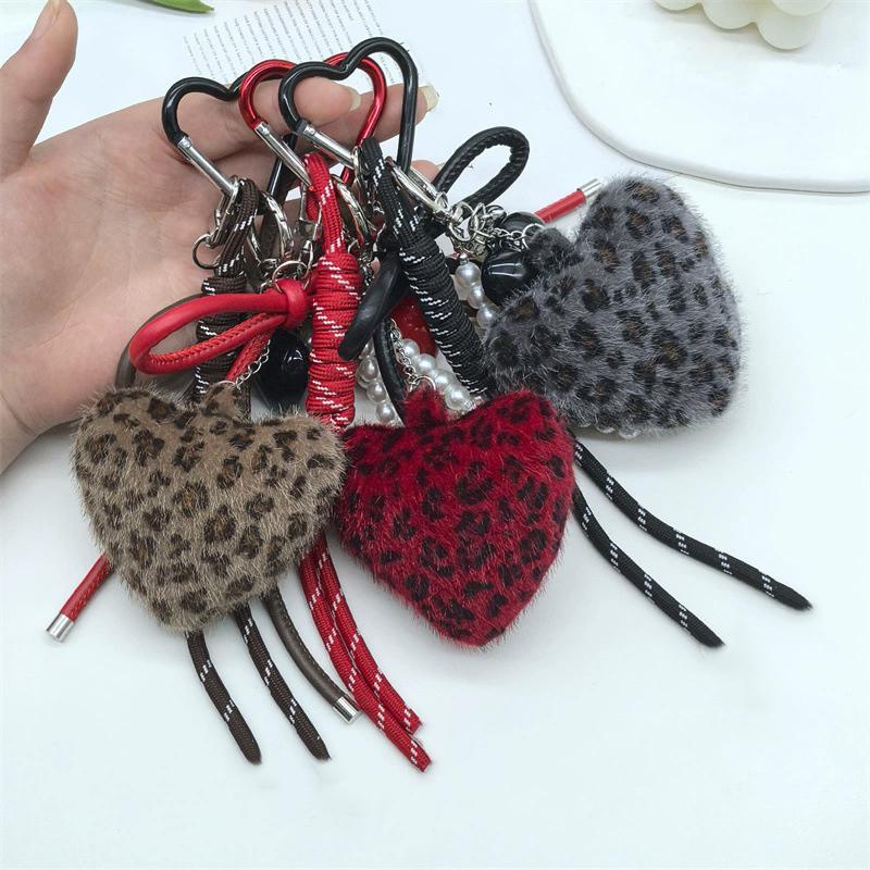 Niedlicher, handgefertigter Schlüsselanhänger mit Leopardenmuster aus gewebtem Seil und Fellbommel – Liebesmotiv