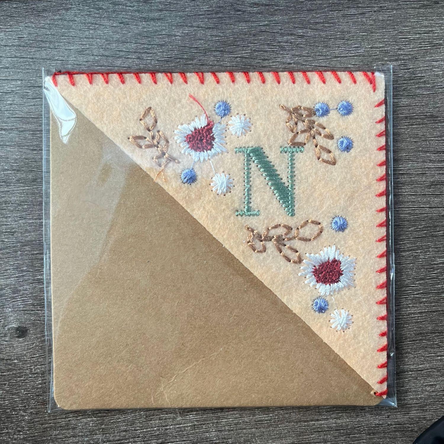 

Персонализированная вышитая вручную угловая закладка «Четыре сезона»