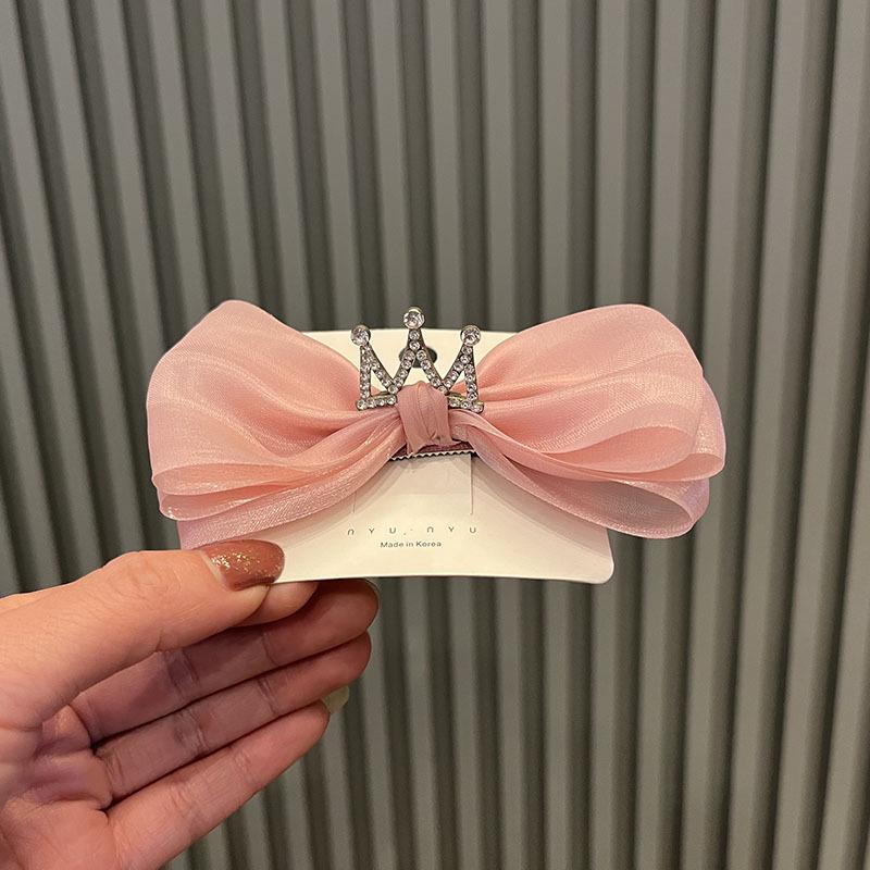 

Детская заколка-бантик для волос с перламутровой пряжей и дизайном принцессы.