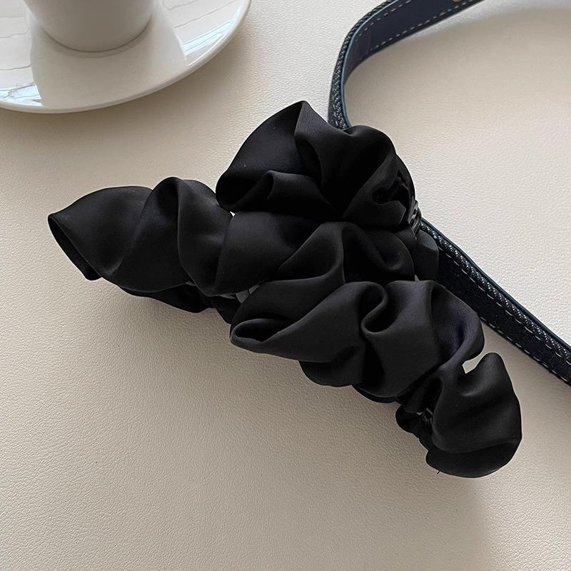 Trendy Pleated Shark Clip for Women Acrylic Temperament Hair Clips Black Beige Cloud Hair Jewelry Korean Daily Hair Accessories French Y2K Hair Pin