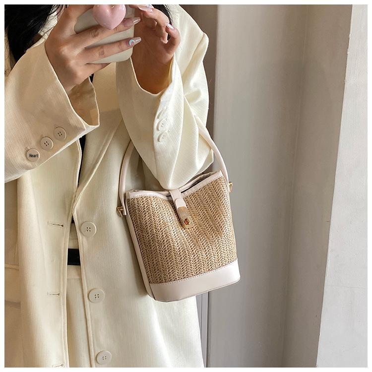 Damska torebka kubełkowa ze słomy w blokach kolorystycznych na wiosnę/lato 2024 - wszechstronny design w stylu francuskim