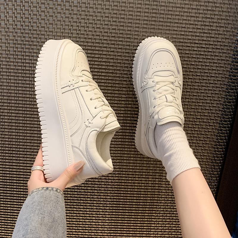 Small man thick-soled heightening Hong Kong style little white shoes women's 2025 autumn and winter new versatile skirt muffin shoes board shoes