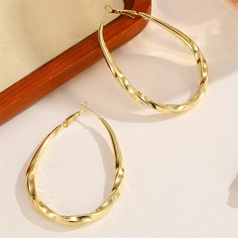 Exaggerated Golden Oval Twisted Large Ear Ring. Fashionable, Simple and Versatile.