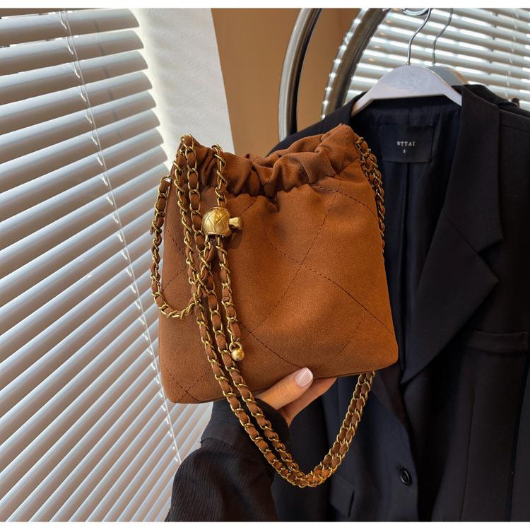 

Маленька жіноча сумка в стилі ретро 2024, модна нова сумка під пахвою, сумка через плече преміум-класу на ланцюжку в іноземному стилі. коричневий