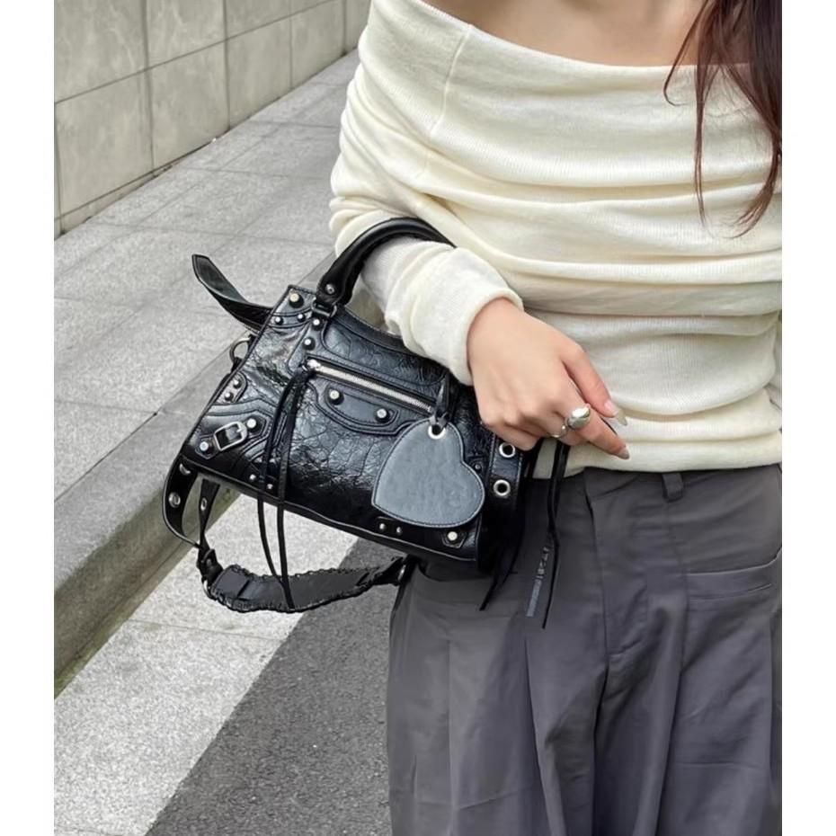 

Нишевая ретро сумка-локомотив для ногтей женская 2025 новая милая и крутая сумка под мышкой портативная большая вместимость на плечо сумка-мессенджер чёрный