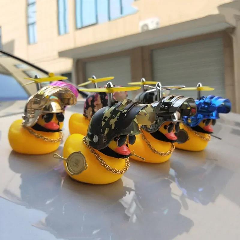 Gummi Gelbe Ente Spielzeugauto Armaturenbrett Dekorationen Auto Fahrrad Ornamente Gelbe Ente mit Propeller Helm Auto Innenzubehör