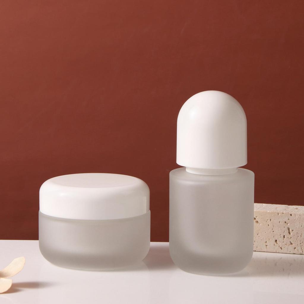 Przedstawiamy nasz matowy zestaw podróżny do pielęgnacji skóry: Butelki wielokrotnego użytku 150 ml i słoik z kremem-serum o dużej pojemności.