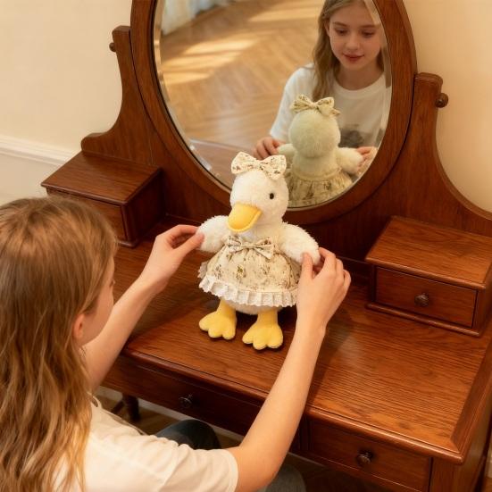 Søt and plysjleke med blomsterkjole Mykt kosedyr Bedårende plysjvenn Dekorasjon