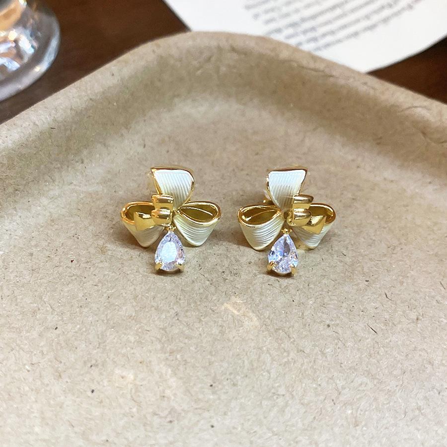 Seaside vacation wind gradual change oil painting wind petal stud earrings small fresh sweet earrings light luxury niche high sense earrings