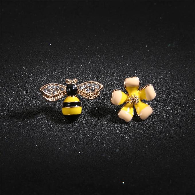 Cute New Flower Bee Asymmetric Earrings Fashion Zircon Earrings Jewelry Punk Lmitation Pearl Stud Earrings For Women Girls Gift