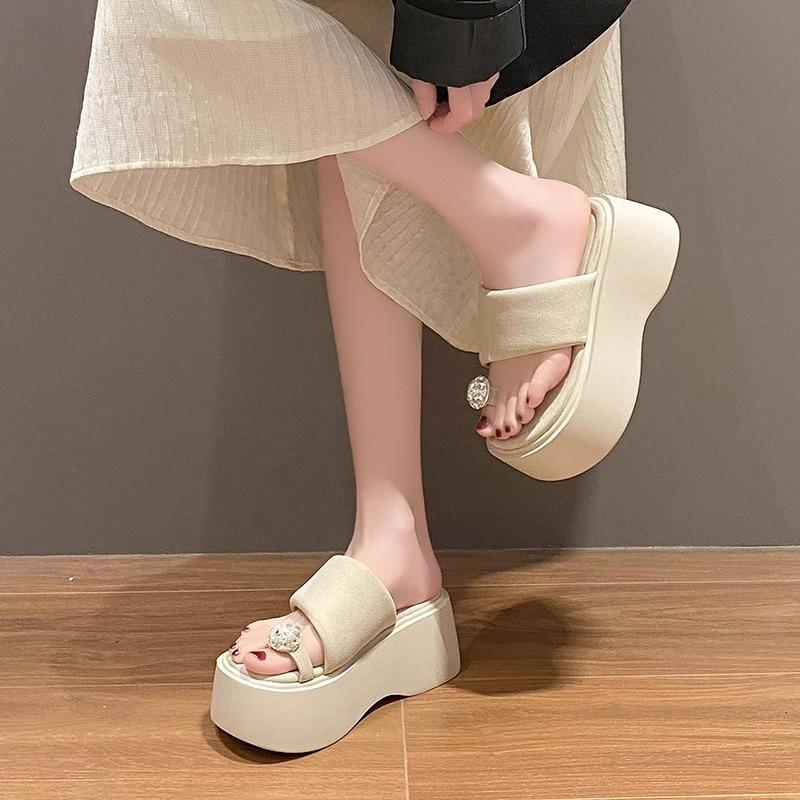 8 cm dicksohliger Satz Zehen-Strass-Cool-Slipper für Damen-Sommerbekleidung 2025 neue kleine höhenerhöhende Muffin-Strandschuhe