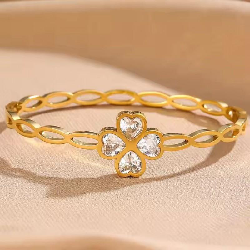 Stainless Steel Heart Shaped Four Leaf Clover Bracelet Women Gold Plated Lightweight Luxury Style Jewelry Gold