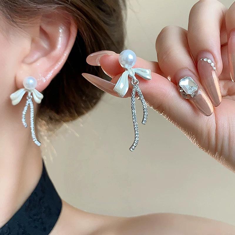 

French bow tassel earrings fashion temperament pearl stud earrings women s light luxury mosquito coil disc ear clips without holes high sense