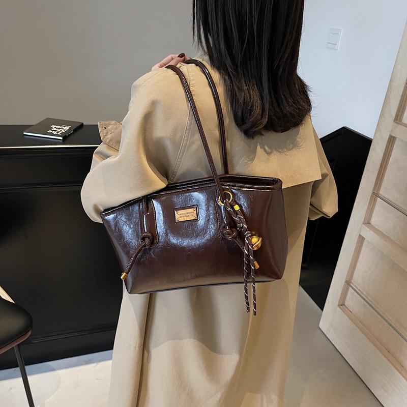 2024 Vielseitiger Pendler mit großer Kapazität: Französische Retro Damen Winter Schultertasche