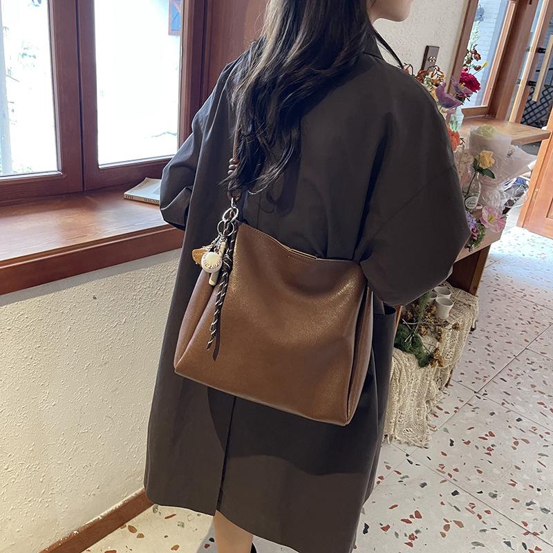 Retro high-end niche design commuter tote bag large bag women's 2025 new soft leather shoulder bag