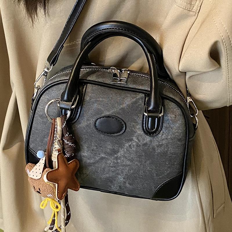 2025 autumn new single shoulder messenger bag small square bag simple portable high value retro women's niche fashion hand bag