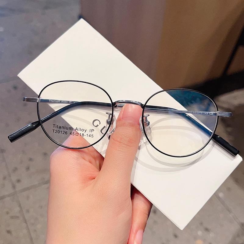 Óculos de sol ultraleves Xiaohongshu com armação pequena oval retrô estilo celebridade da Internet, armação de titânio, podem ser equipados com miopia e graus.