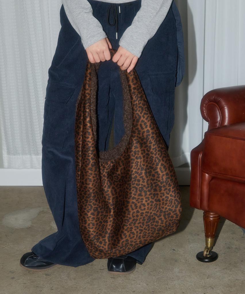 Leterie Boucle Reversible Shoulder Bag_Brown