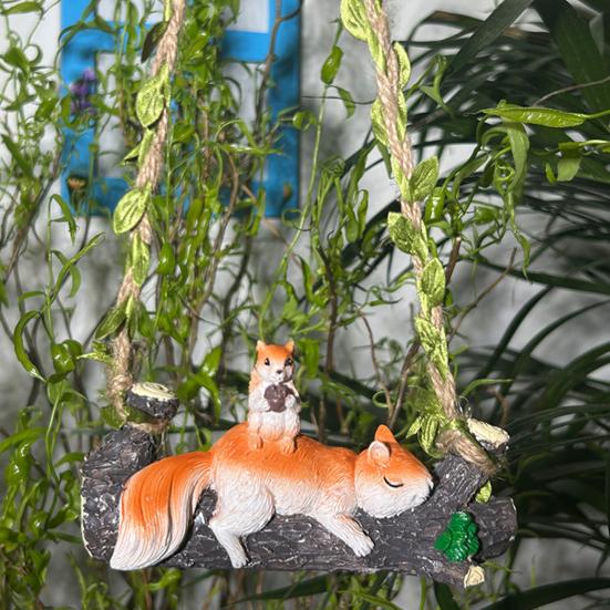Gartenfigur Hohe Simulation Synthetisches Harz Schlafendes Eichhörnchen Design Hängende Dekoration Simulierte Blatt Schaukel Ornament