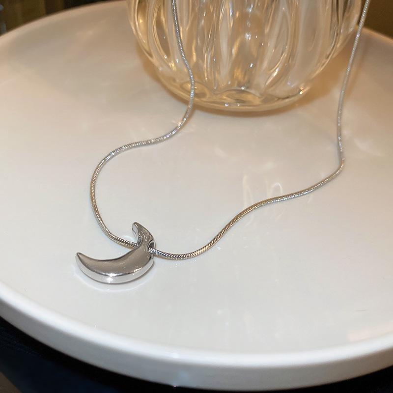 Elegant Metal Moon Choker Necklace for Women – High-End Cold Style and Unique Fashion Statement