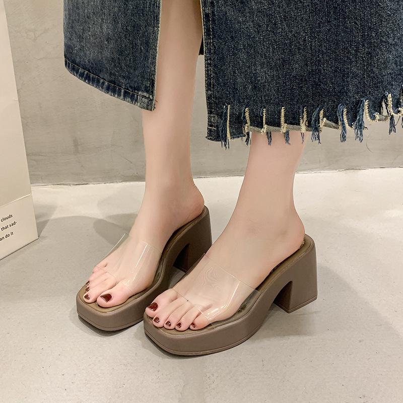 Pantofle na vysokém podpatku pro dámské letní nošení venku 2025 nové transparentní jednoslovné sandály voděodolné stolní silná podrážka silný podpatek chladné pantofle